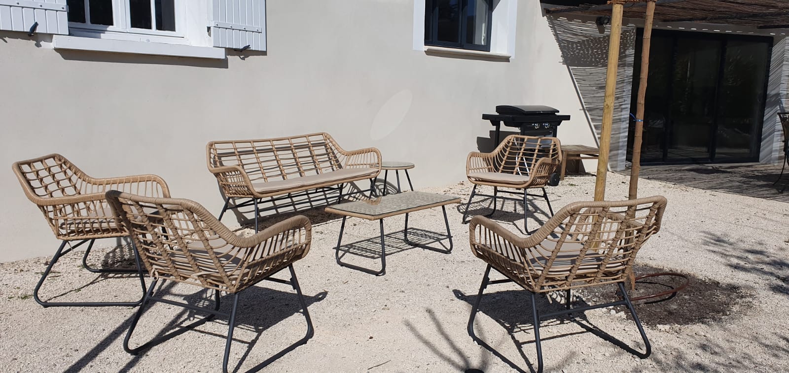 terrasse avec fauteuils au soleil