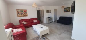 canapés rouges et télévision dans le gite de vacances