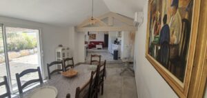 table à manger avec chaises dans la location de vacances