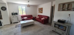 salon avec canapés rouges dans le gite à louer