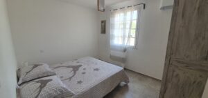 chambre double avec armoire dans le gite à louer