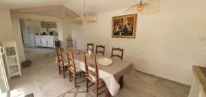 salle à manger avec table et chaises dans le gite à louer