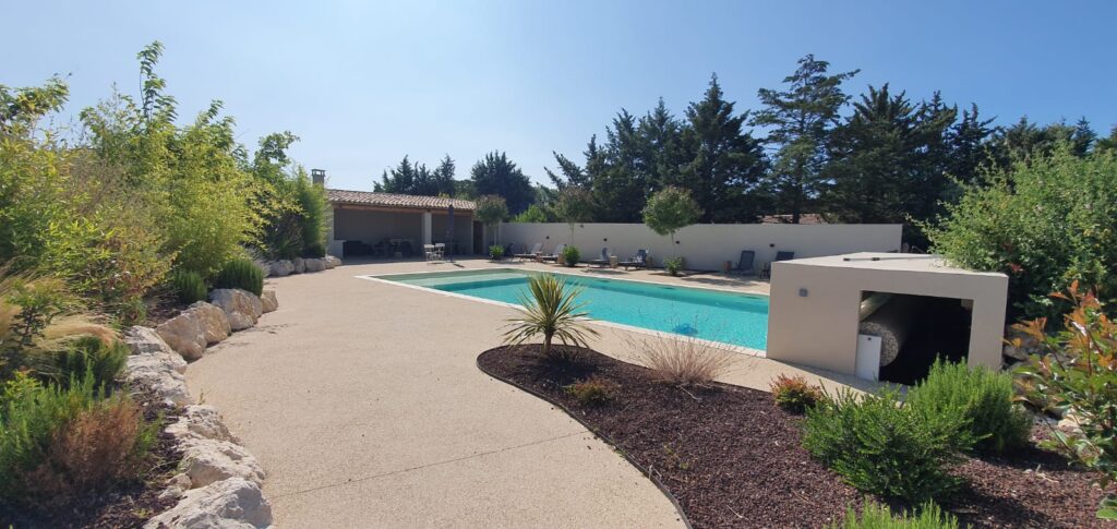 piscine et jardin de la location de vacances dans le Vaucluse