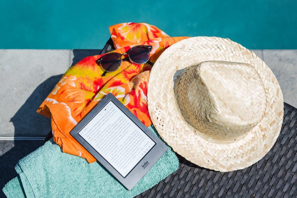 chapeau et serviette dans une location de vacances avec piscine