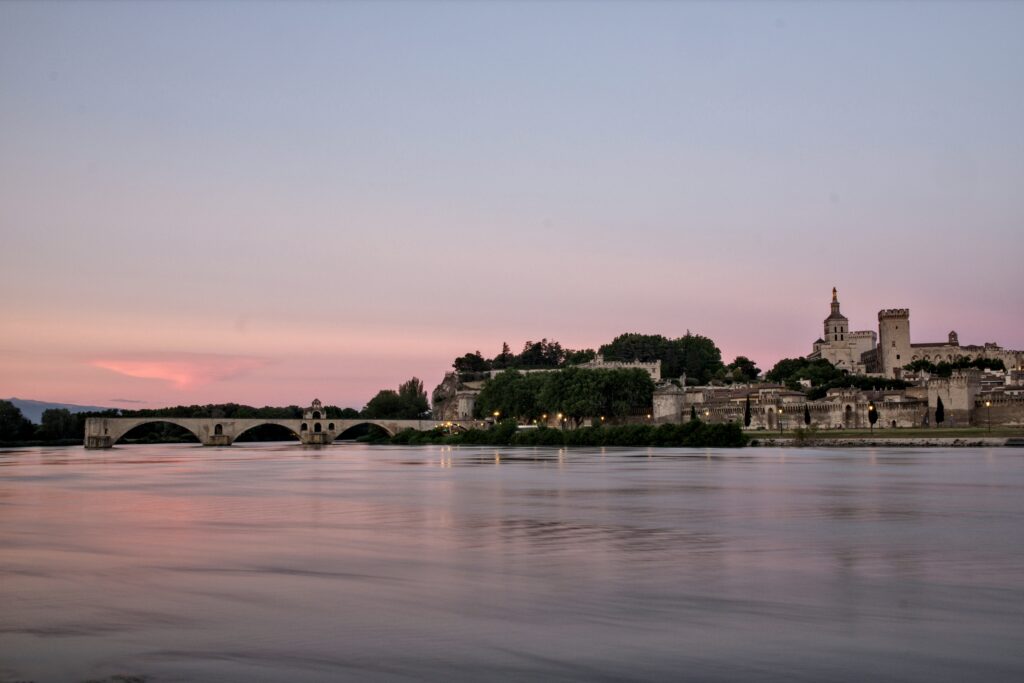 Visiter Avignon avec son pont et palais des papes