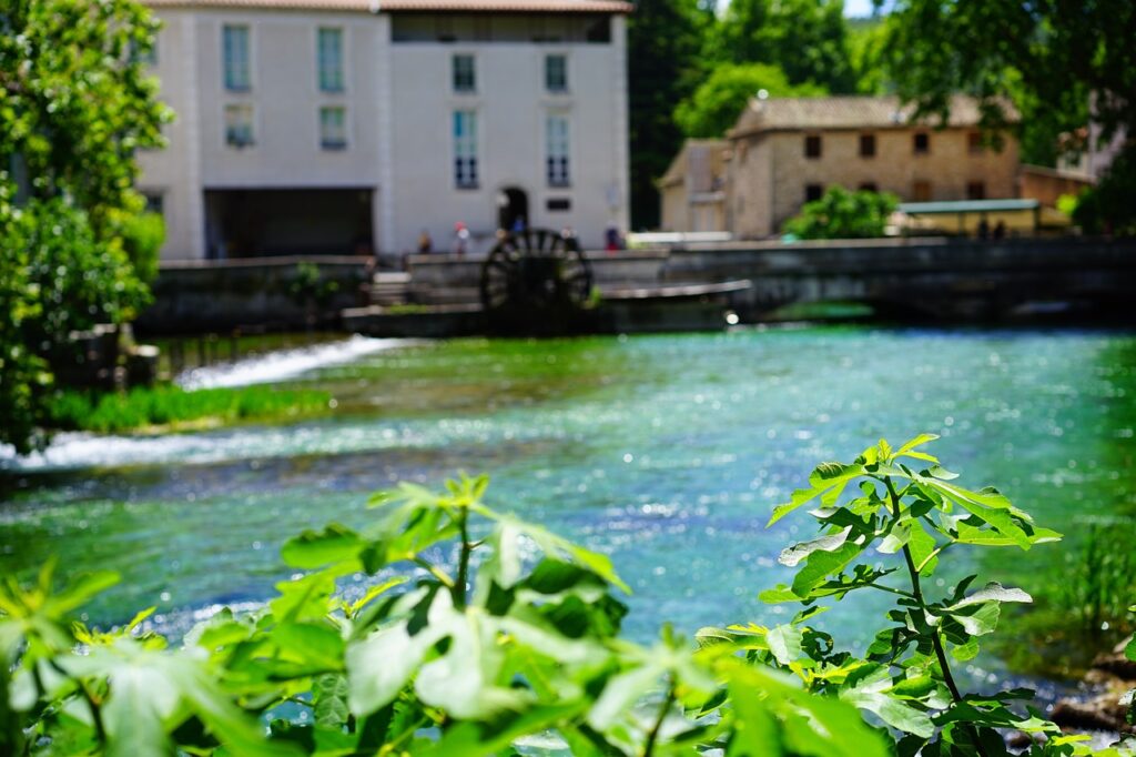 Fontaine-de-Vaucluse, village à visiter autour de L'Isle-sur-la-Sorgue-la-Sorgue