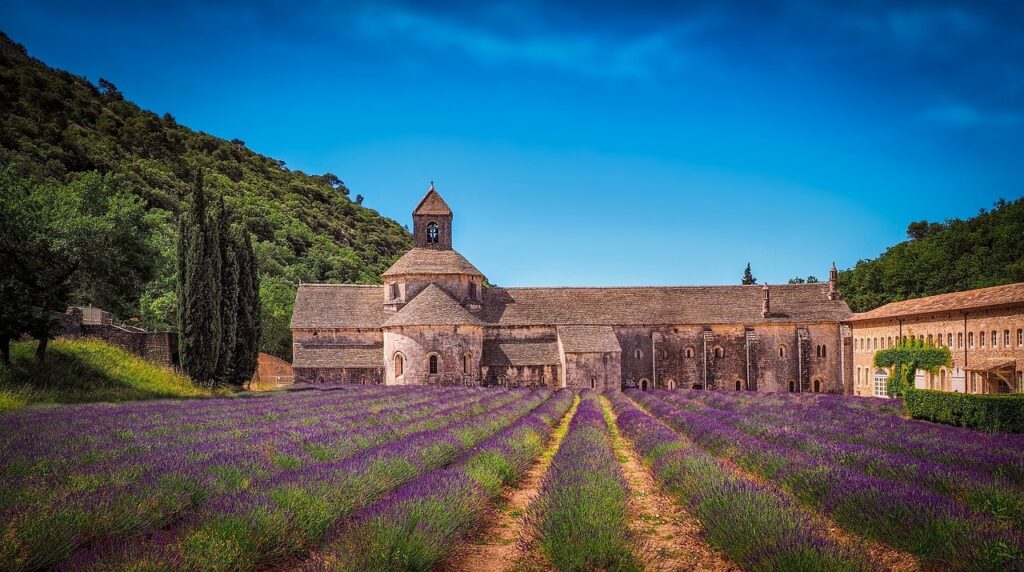 visiter le Luberon avec l'abbaye de Sénanque